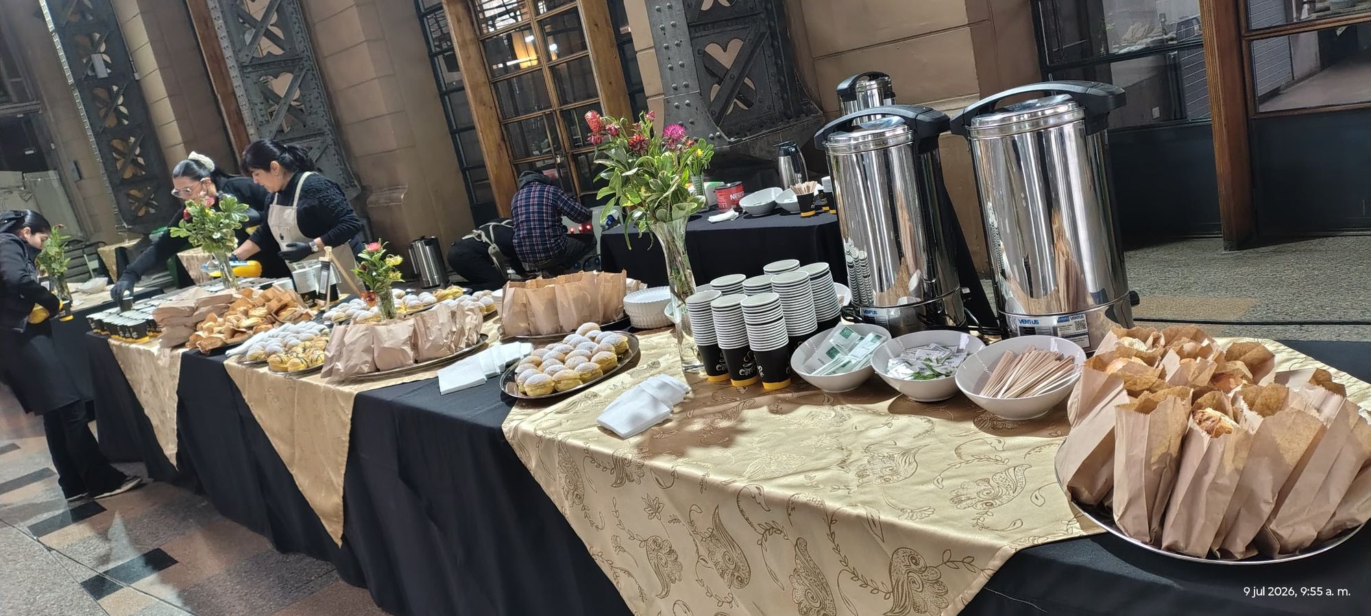 Línea de servicio con estaciones de café y pastelería en la Estación Mapocho