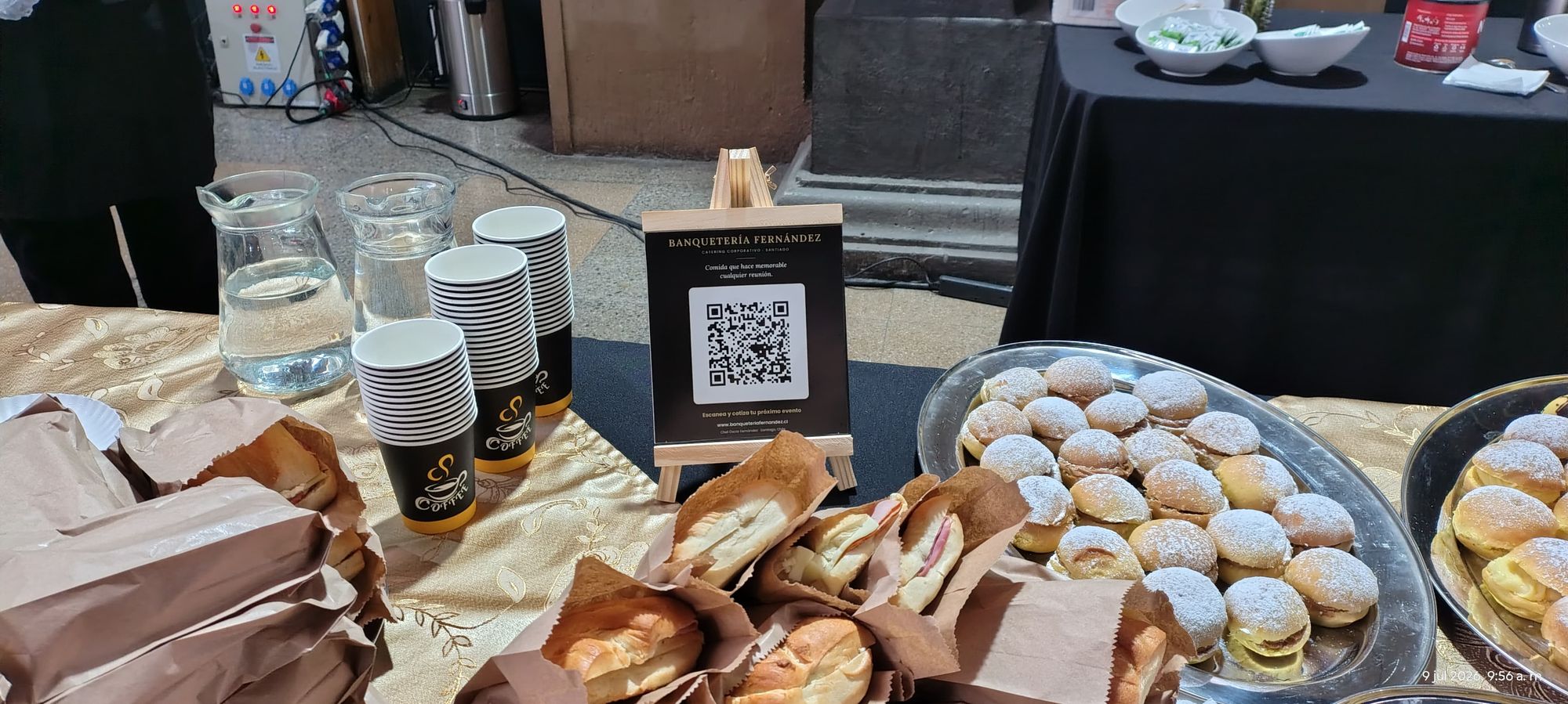 Montaje de Banquetería Fernández con sándwiches y pastelería de la casa